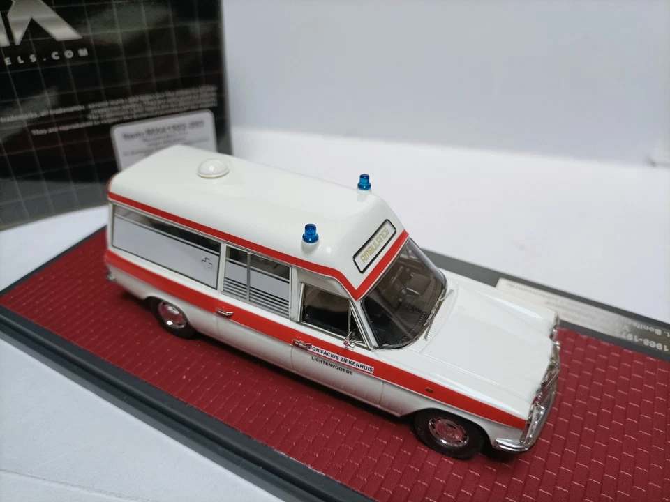 Красно-белая модель скорой помощи Matrix 1:43 Mercedes Benz V114 Visser 1968 - Изображение 4 из 4