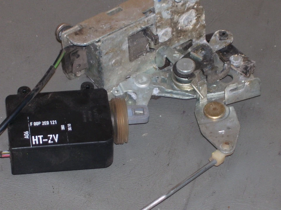 Actuador de cierre de cerradura de puerta trasera derecha original Jaguar XJ8 1998 con pasador de caída Foto 2 de 4