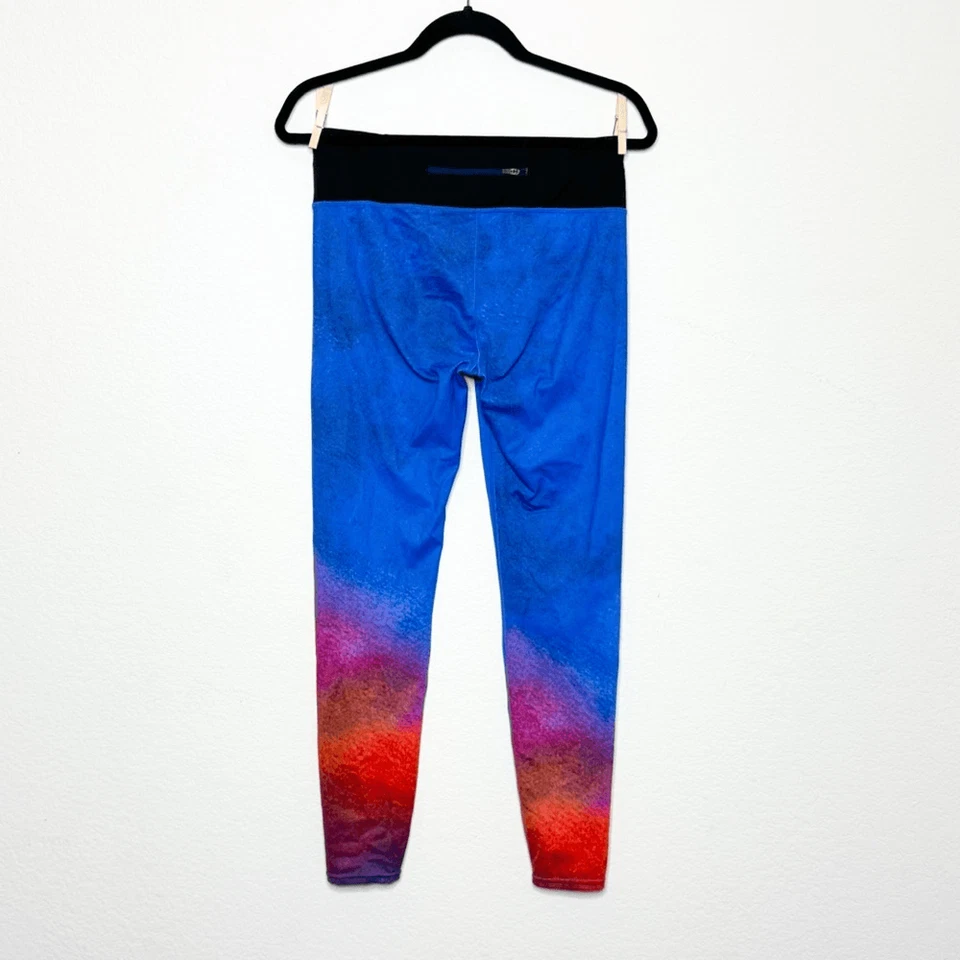 Leggings femininas Athleta tamanho M - Estampa ombre vibrante com bolso traseiro - Imagem 4 de 4