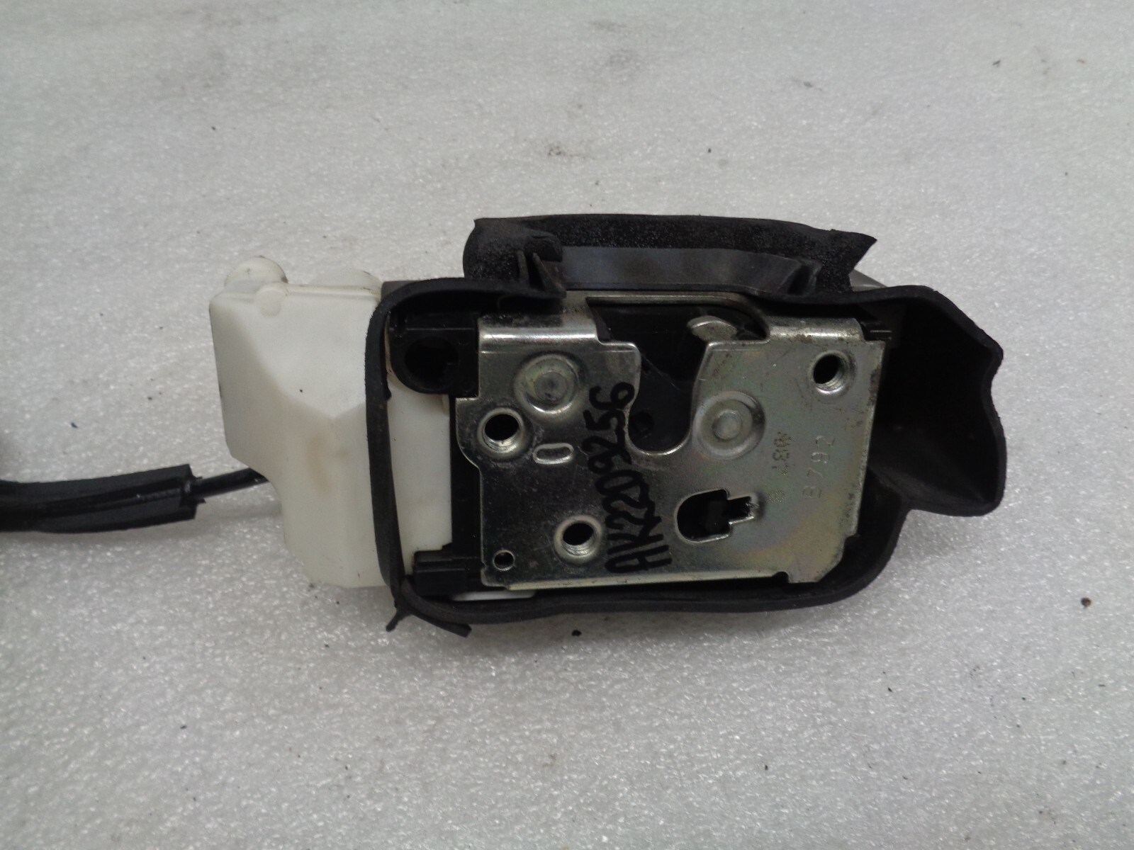 04-08 Maserati Quattroporte Front Right Door Lock Latch Actuator OEM AK2209256