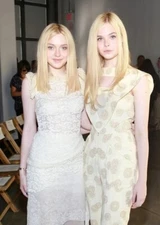 Elle Fanning & Dakota Fanning, 8x10 PHOTO PRINT