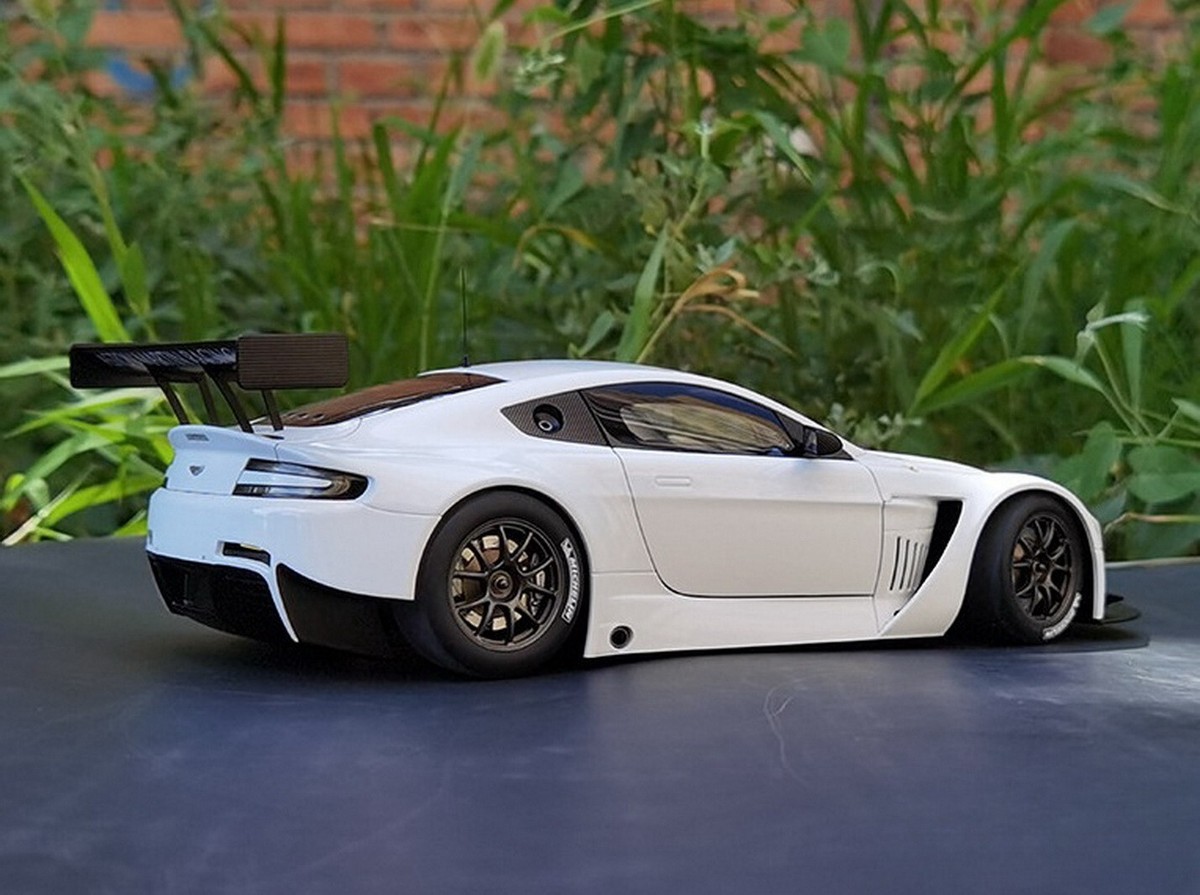 AUTOart 1/18 Scale Aston Martin Vantage V12 GT3 White