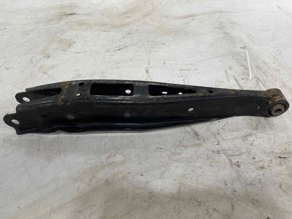 Brazo de control inferior trasero izquierdo del conductor Subaru Forester 2019-2024 OEM Foto 3 de 4