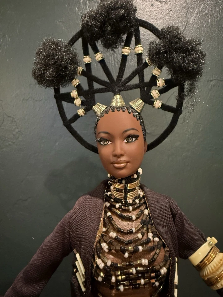 ✨ 2004 年 Nne 芭比娃娃 – 非洲宝藏系列(拜伦·拉尔斯)盒、真品证明和支架 — 第 3/3 张图片