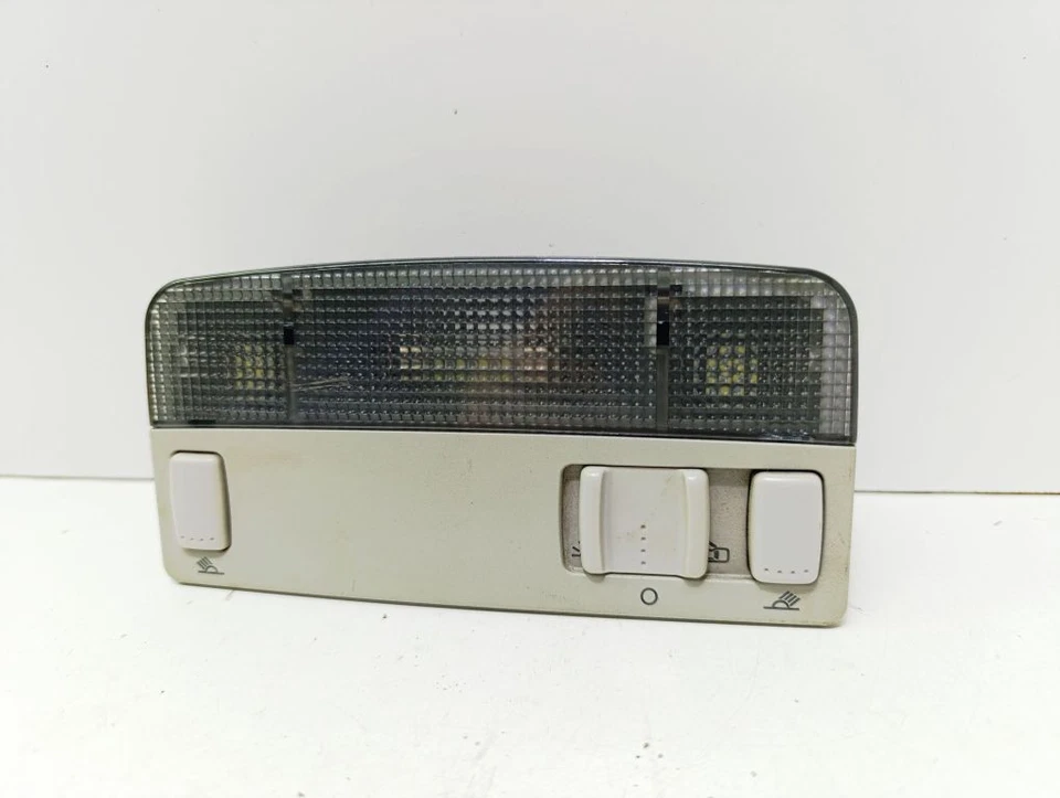 Volkswagen Golf IV 1999 Innenraumbeleuchtung vorne 3B0947105C UST131642 - Imagem 4 de 4