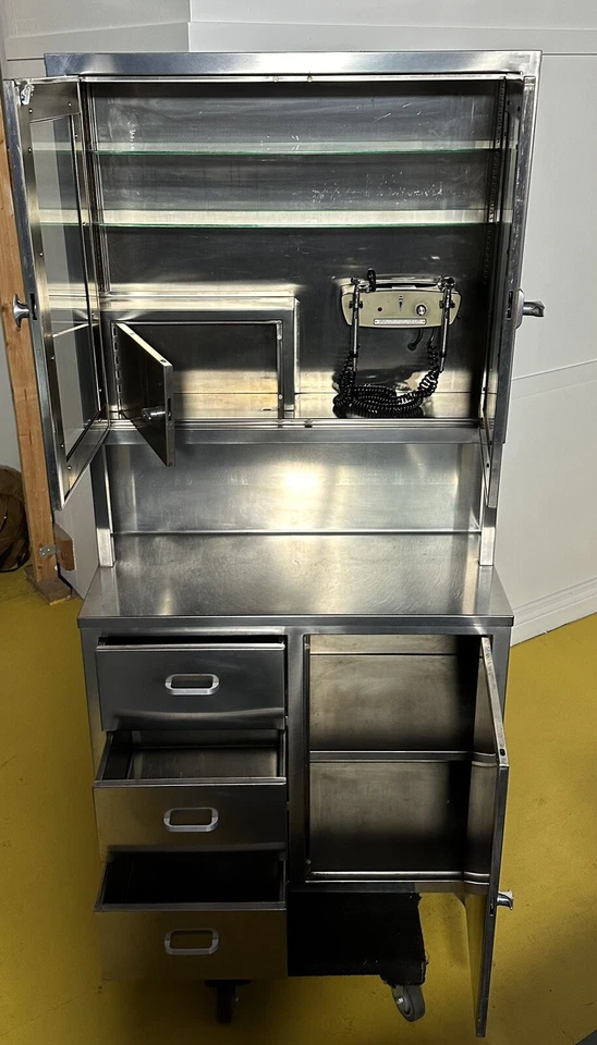 Gabinete médico vintage de acero inoxidable Foto 3 de 4