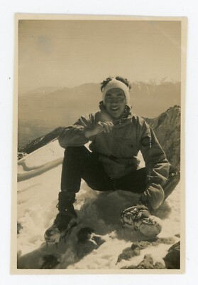 FOTO SCHNAPPSCHUSS um 1950, ein Bergsteiger auf dem Gipfel Bergkette Schnee Pause
