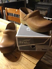 New Dansko Women's Professional Burnished Suede Tan size 41.   #106-641212