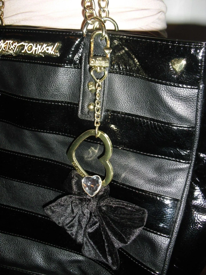 Betsey Johnson genuino, diseñador de Nueva York, charol negro, firma, etiqueta de corazón, único Foto 2 de 4