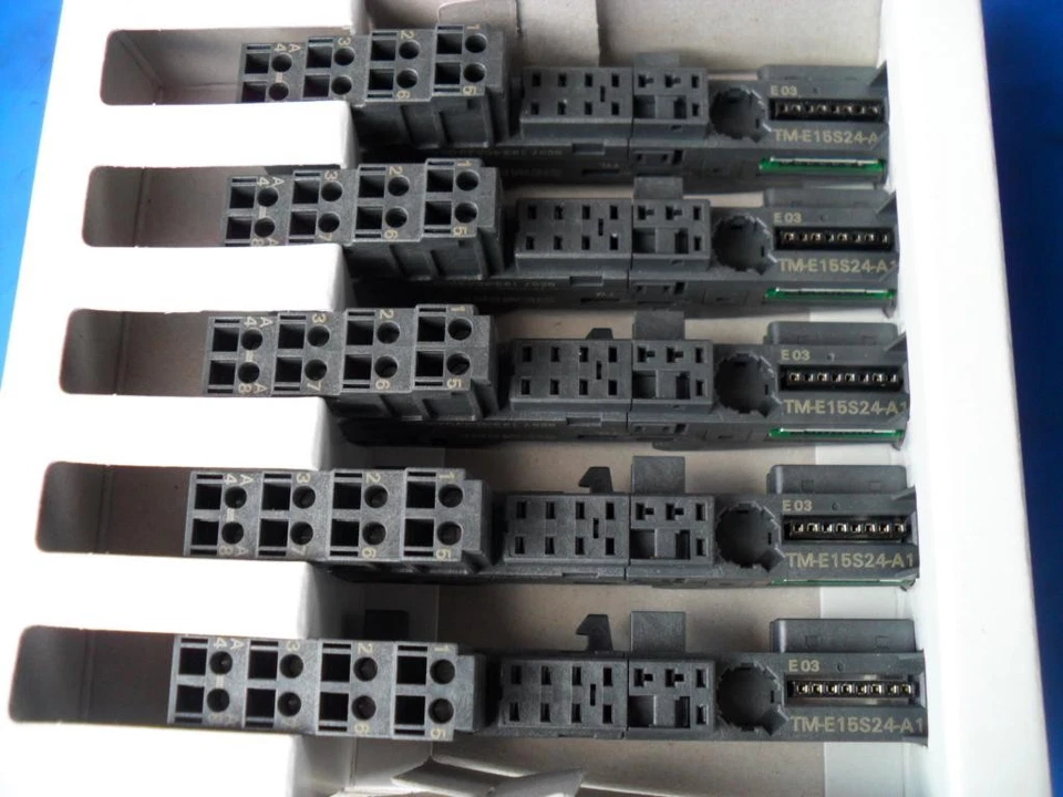 SIEMENS 6ES7 193-4CA20-0AA0 193-4CA20 Terminal Module - Image 2 of 4