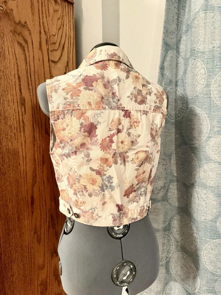 Chaleco sin mangas de mezclilla floral Guess vintage de los 90 flores de cabaña hecho en EE. UU. Foto 3 de 4