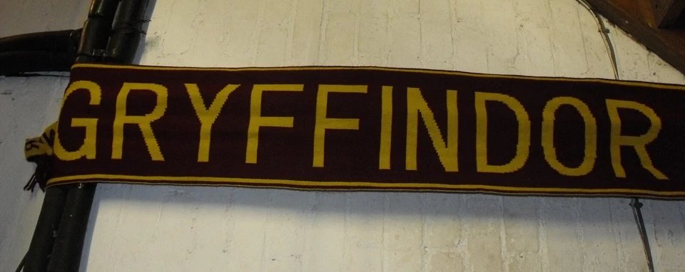 Harry Potter Bufanda Para Hombre Rayas Invierno Lana Borla Gryffindor Bufandas Primark Foto 2 de 4