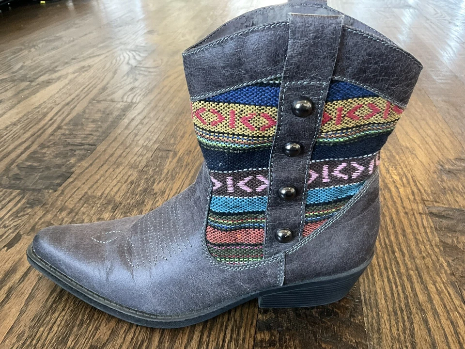 Botas Madden Girl Gris Western Tacón Bloque Pull On Azteca Para Mujer Talla EE. UU. 8,5 M Foto 3 de 4