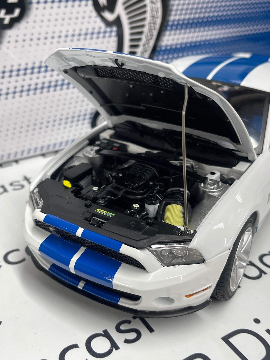 GREENLIGHT 2011 Ford Mustang Shelby GT500 Performance White w