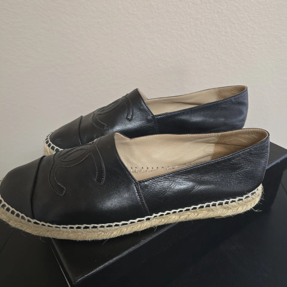 Alpargatas Chanel Suela Única Cuero Piel de Cordero Negro Logo CC Talla 38 con Caja EE. UU. Foto 2 de 4
