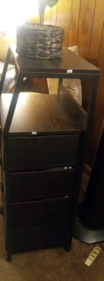 Cômoda de quatro gavetas com prateleira preta e metal/US$ 65 - Imagem 2 de 4