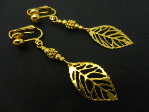 A PAIR OF  GOLD COLOUR  LEAF DANGLY CLIP ON   EARRINGS. NEW. - Afbeelding 1 van 1