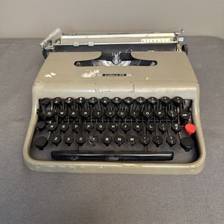 Vintage Olivetti Lettera 22 Typewriter w/ original case