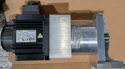 Omron 1kW 4,77 Nm AC  Servomotor R88M-K1K020F-S2 Inkl. Servotreiber R88D-KT10F