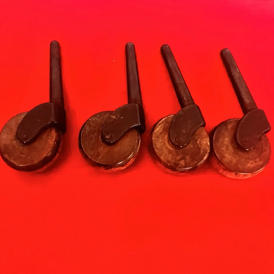 Ruedas de madera antiguas 4 postes de hierro fundido ruedas de madera herrajes para muebles Foto 2 de 4