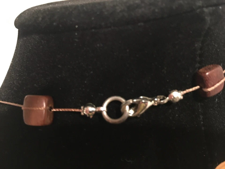 Delicado collar estilo gargantilla cuentas cuadradas de madera pequeñas Foto 3 de 3