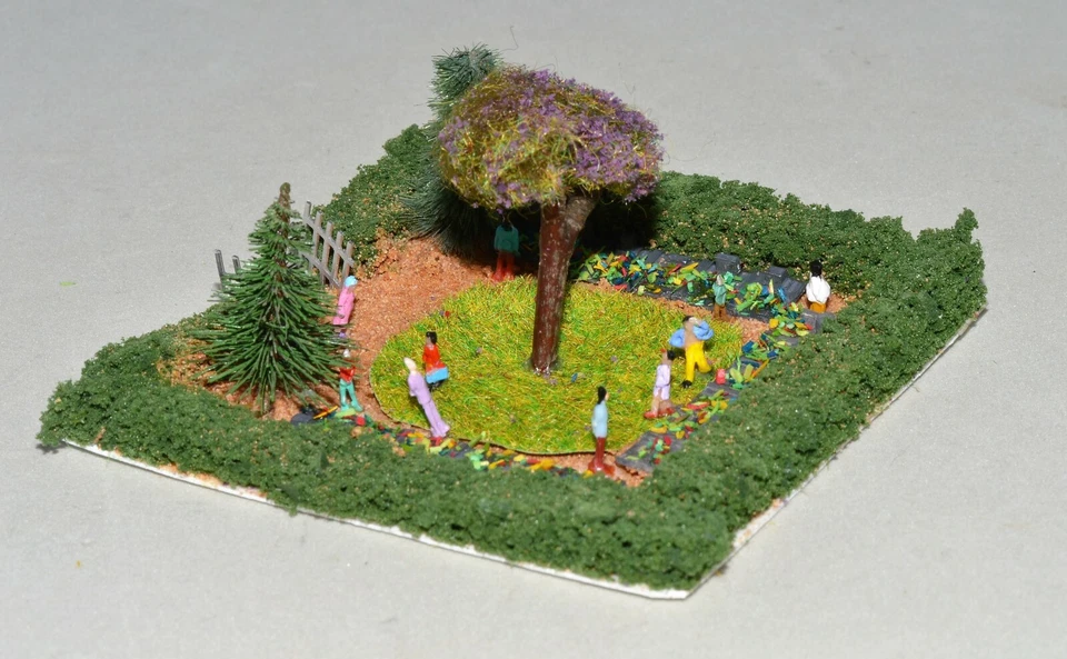 Z Scale 1:220 CEMETERY Diorama w/ People & Trees by Klingenhöfer Z112B Pre-Built - Image 3 of 4