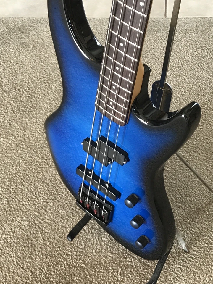 Bajo Guild Pilot 1986 con pastillas activas EMG gran sonido, hermosa ráfaga azul Foto 4 de 4