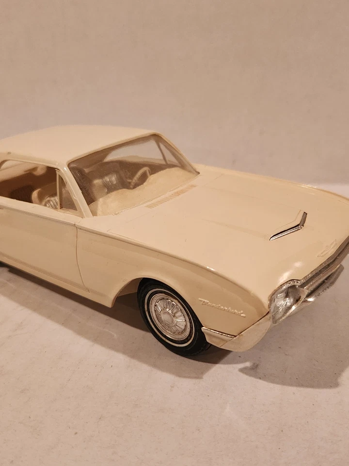 1961 FORD THUNDERBIRD HARDTOP 1/25 scale PROMO BY AMT  Cream/white  Color - Image 3 of 4