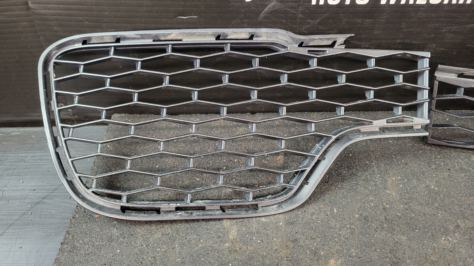2014 MASERATI GHIBLI SET OF LOWER CENTER & LEFT DRIVER FRONT BUMPER GRILL MESH
