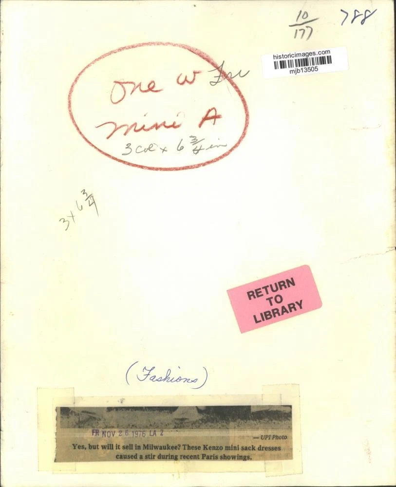 1976 Stampa Foto Kenzo Sacco Abiti Causa Scalcio durante le proiezioni di Parigi mjb13505