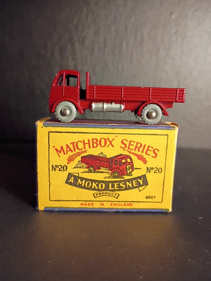 Camión de estacas Matchbox #20A 1956 raro granate/parrilla plateada MW caja original B1 Foto 2 de 4
