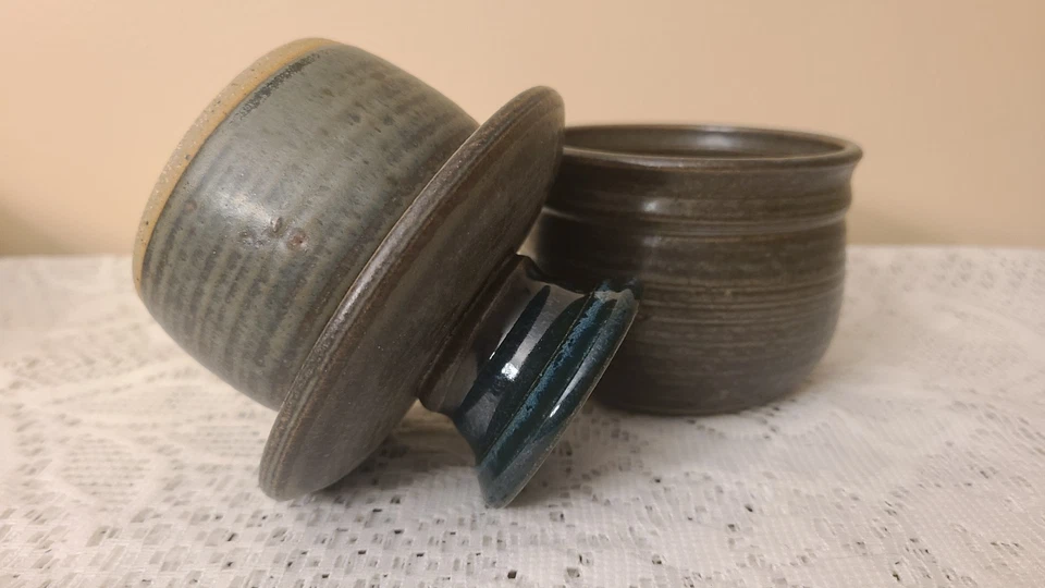 Vasija campana de mantequilla vintage lanzada a mano estudio arte cerámica arcilla gres Foto 2 de 4