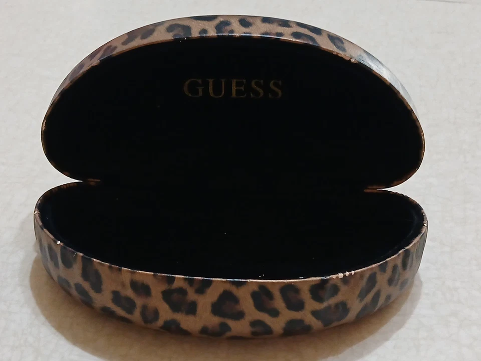 Estuche para gafas Guess con cubierta de leopardo Foto 2 de 3
