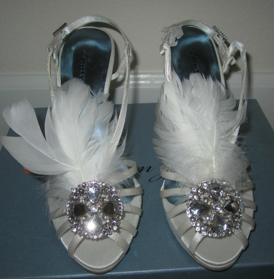 $348 LAUREN JONES KIKI 白色羽毛水晶新娘道具凉鞋 7 — 第 3/4 张图片