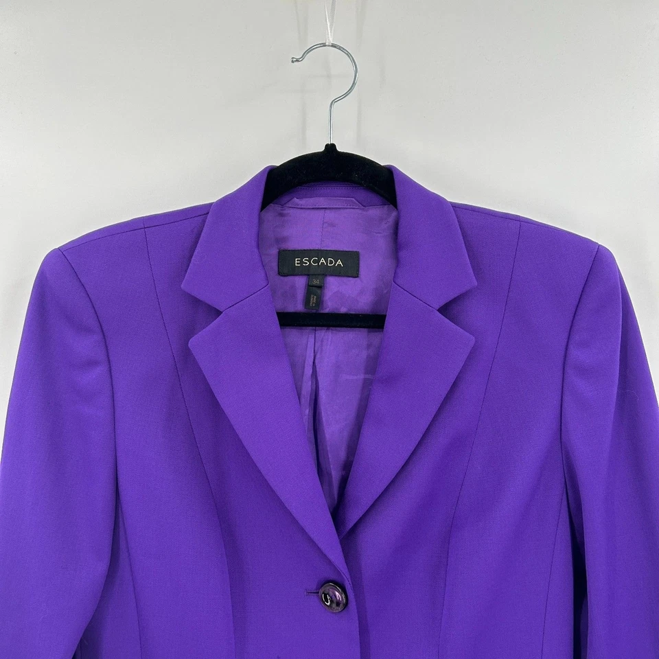 Chaqueta Blazer ESCADA Plisada Lana Púrpura Almohadilla para el Hombro Triple Botón Talla Pequeña Foto 3 de 4