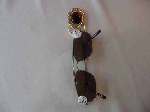 #E397) Pendentif épingle à lunettes DAME DU LAC LAITON porte badge à identifier boucle lunettes - Photo 2/3