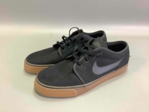 black nike shoes with brown soles