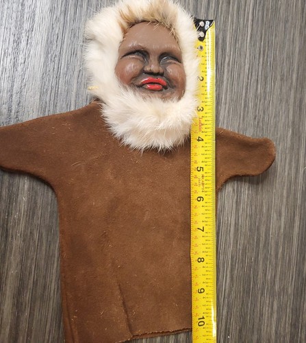 Nuni 70er Yupik 10 Zoll Leder Handpuppe detaillierter Fellbesatz Alaska Ureinwohner Inuit - Bild 6 von 6