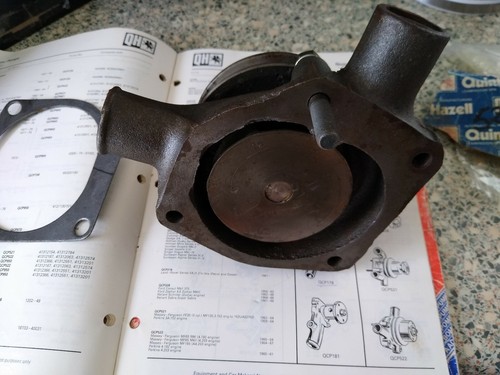 BOMBA DE AGUA DE HIERRO FUNDIDO NUEVA - MASSEY FERGUSON MF65 MF165 / M& PERKINS 4.192 / 4.203 - Imagen 4 de 8