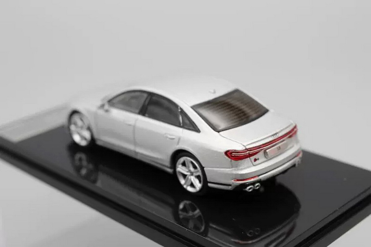 Audi コレクションモデル 1/43 スケール 1:43 Audi A4 Sedan 3.2 Quattro Ice Silver Die Cast Model Car