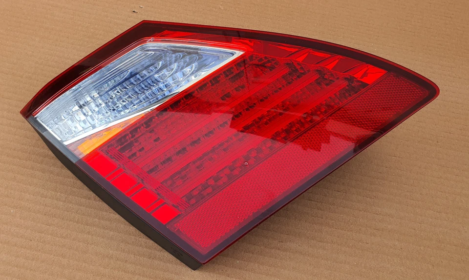 Luz interior del maletero Lexus LS600H 2010-2012 lado izquierdo (lado del conductor) fabricante de equipos originales Foto 2 de 4