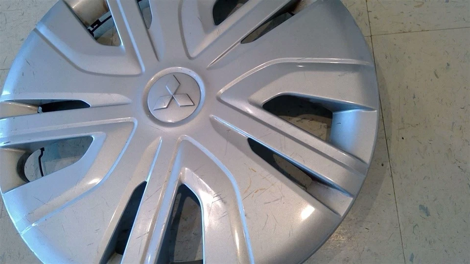 Mitsubishi Mirage 2020 14" tapacubos plateados de fábrica 109189 Foto 4 de 4