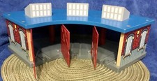 VINTAGE THOMAS THE TRAIN WOODEN 3 STALL GARAGE/ 3 DOOR STATION HOUSE TOYS R US