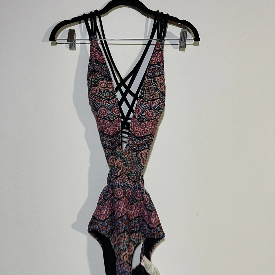 Traje de baño Abercrombie & Fitch para mujer pequeño con tiras recortadas de una pieza Foto 3 de 4