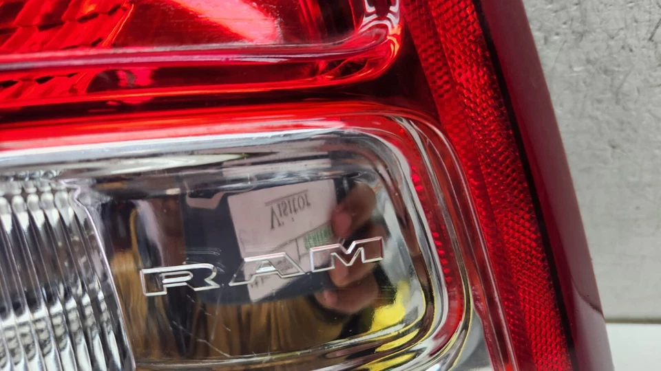 Luz trasera derecha Dodge Ram 1500 2019 2020 2021 2022 OEM AY06189 con guía rota Foto 4 de 4