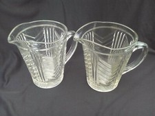 Jarras/jarras de agua x 2, patrón chevron, vidrio prensado transparente, Art Deco vintage