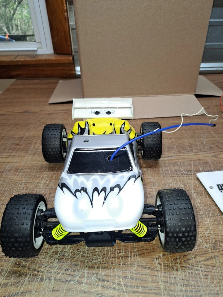 Camión de estadio Duratrax Vendetta ST 4x4 escala 1/18 Foto 2 de 4