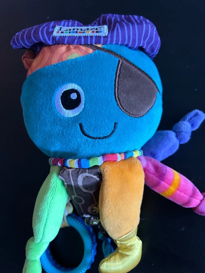 Juguete para bebé pulpo pirata Lamaze Captain Calamari con características de sonajero y arrugas Foto 3 de 4