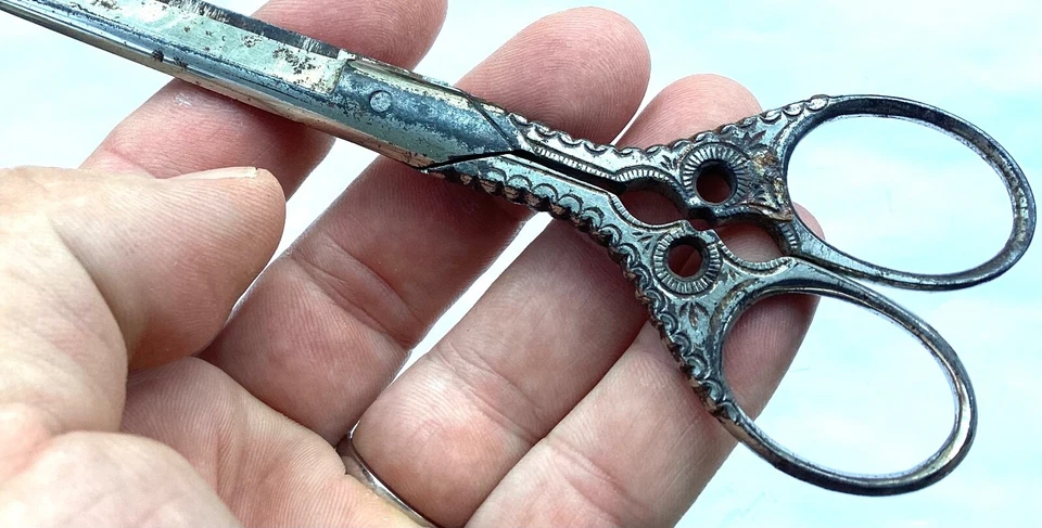 ANCIEN CISEAU DE COUTURE GARANTIE SOLINGEN CROIX CATHOLIQUE CHISEL CROSS - Photo 2/4