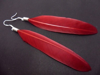 EIN PAAR LANGE ROT/BURGUNDER FEDER OHRHÄNGER MIT MASSIVEN SILBER 925 HAKEN.